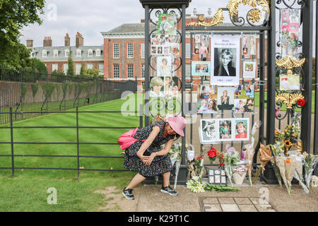 Londres, Royaume-Uni. Août 29, 2017. Les gens paient leur respect avec tributs floraux en dehors de Kensington Palace deux jours avant le 20e anniversaire de la mort de Diana Princesse de Galles. La princesse Diana qui est devenu connu affectueusement comme les peuples Princess a été tragiquement tué dans un accident de voiture mortel à Paris le 31 août 1997. Credit : amer ghazzal/Alamy Live News Banque D'Images