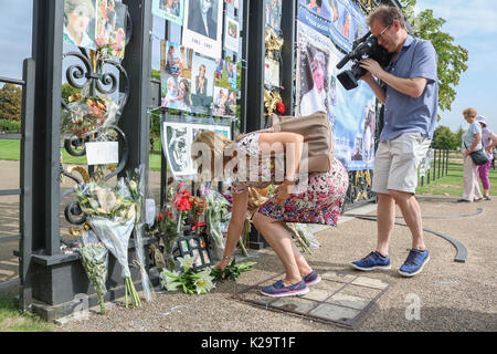 Londres, Royaume-Uni. Août 29, 2017. Les gens paient leur respect avec tributs floraux en dehors de Kensington Palace deux jours avant le 20e anniversaire de la mort de Diana Princesse de Galles. La princesse Diana qui est devenu connu affectueusement comme les peuples Princess a été tragiquement tué dans un accident de voiture mortel à Paris le 31 août 1997. Credit : amer ghazzal/Alamy Live News Banque D'Images