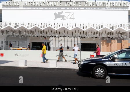 Venise, Italie. Le 29 août, 2017. L'homme au travail au cours de la 74e Festival International du Film de Venise au Lido de Venise, Italie. Août 29, 2017. (Se déroulera du 30 août au 9 septembre) Credit : Andrea Spinelli/Alamy Live News Banque D'Images