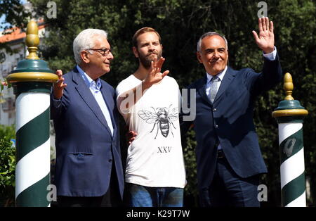 Venise, Italie. Le 29 août, 2017. L'acteur italien Alessandro Borghi (C) sera l'hôte de la cérémonie d'ouverture et de fermeture pose avec Paolo Baratta (L), Président de la Biennale di Venezia et directeur du Festival du Film de Venise Alberto Barbera (R) lors de la 74e Festival International du Film de Venise au Lido de Venise, Italie, 29 août 2017.(se déroulera du 30 août au 9 septembre) Credit : Andrea Spinelli/Alamy Live News Banque D'Images