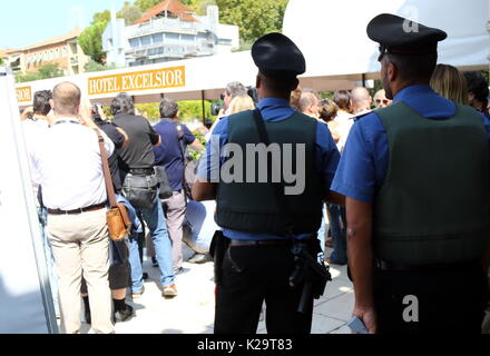 Venise, Italie. Le 29 août, 2017. Un couple des Carabinieri italiens de l''Hotel Excelsior ressemble au travail des photographes au cours de la 74e Festival International du Film de Venise au Lido de Venise, Italie, 29 août 2017.(se déroulera du 30 août au 9 septembre) Credit : Andrea Spinelli/Alamy Live News Banque D'Images