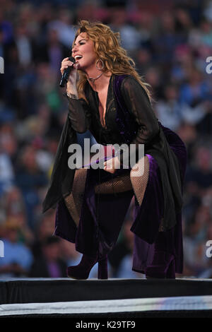 Flushing, New York, USA. Août 28, 2017. Shania Twain effectue au cours de l'ouverture de la cérémonie de nuit sur l'Arthur Ashe Stadium de l'USTA Billie Jean King National Tennis Center le 28 août 2017 à Flushing Queens. Credit : MediaPunch Inc/Alamy Live News Banque D'Images