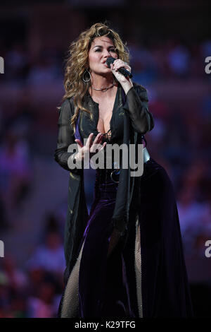 Flushing, New York, USA. Août 28, 2017. Shania Twain effectue au cours de l'ouverture de la cérémonie de nuit sur l'Arthur Ashe Stadium de l'USTA Billie Jean King National Tennis Center le 28 août 2017 à Flushing Queens. Credit : MediaPunch Inc/Alamy Live News Banque D'Images