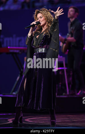 Flushing, New York, USA. Août 28, 2017. Shania Twain effectue au cours de l'ouverture de la cérémonie de nuit sur l'Arthur Ashe Stadium de l'USTA Billie Jean King National Tennis Center le 28 août 2017 à Flushing Queens. Credit : MediaPunch Inc/Alamy Live News Banque D'Images