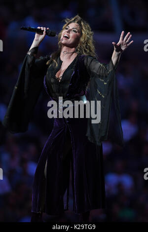 Flushing, New York, USA. Août 28, 2017. Shania Twain effectue au cours de l'ouverture de la cérémonie de nuit sur l'Arthur Ashe Stadium de l'USTA Billie Jean King National Tennis Center le 28 août 2017 à Flushing Queens. Credit : MediaPunch Inc/Alamy Live News Banque D'Images