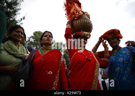 Katmandou, Népal. Août 29, 2017. Une femme portant l'idole de déesse Gaura sur sa tête ainsi que d'autres exécuter une danse au cours de Gaura Parva festival à Katmandou, Népal le Mardi, Août 29, 2017. Le Gaura festival est célébré par les gens de l'ouest du Népal pour la longévité de leur mari. Credit : Skanda Gautam/ZUMA/Alamy Fil Live News Banque D'Images