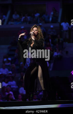 Flushing, New York, USA. Août 28, 2017. Shania Twain effectue au cours de l'ouverture de la cérémonie de nuit sur l'Arthur Ashe Stadium de l'USTA Billie Jean King National Tennis Center le 28 août 2017 à Flushing Queens. Credit : MediaPunch Inc/Alamy Live News Banque D'Images