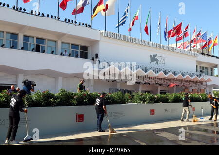 Venise, Italie. Août 29, 2017. L'homme au travail au cours de la 74e Festival International du Film de Venise au Lido de Venise le 29 août 2017. Credit : Andrea Spinelli/Alamy Live News Banque D'Images