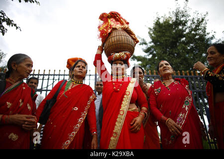 Katmandou, Népal. Août 29, 2017. Une femme portant l'idole de déesse Gaura sur sa tête ainsi que d'autres exécuter une danse au cours de Gaura Parva festival à Katmandou. Le Gaura festival est célébré par les gens de l'ouest du Népal pour la longévité de leur mari. Credit : Skanda Gautam/ZUMA/Alamy Fil Live News Banque D'Images