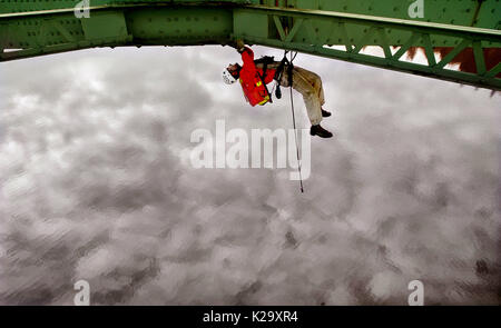 Portland, Oregon, USA. 27 Jan, 1905. Dale ingénieur Poorman dangles à une corde sous le pont Sellwood et attend pour réparer les problèmes. Il fait partie d'une équipe de Burgess & Niple de Columbus, Ohio. Ils sont l'évaluation de la portée pour les fissures, la rouille, le stress et les trous et déterminé qu'il devrait être entièrement remplacé. Credit : L.E. Baskow/ZUMA/Alamy Fil Live News Banque D'Images