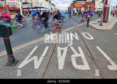 Blackpool, Royaume-Uni. Août 29, 2017. Prenez l'événement cycliste annuel de feux à travers les enluminures. Blackpool UK 29 août 2017. Des milliers de personnes avec leurs vélos de partout dans le nord-ouest de l'Angleterre descendre sur Blackpool, Lancashire, pour l'événement annuel Ride les lumières. Pour une période de trois heures, il n'était que des vélos le long de la promenade pour les familles et les personnes à apprécier les illuminations dans un véhicule et la pollution de l'environnement. Kev Walsh/Alamy Live News Banque D'Images