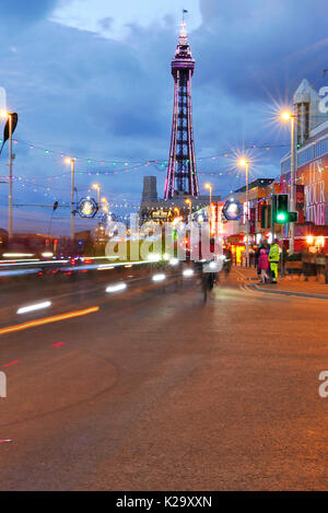 Blackpool, Royaume-Uni. Août 29, 2017. Prenez l'événement cycliste annuel de feux à travers les enluminures. Blackpool UK 29 août 2017. Des milliers de personnes avec leurs vélos de partout dans le nord-ouest de l'Angleterre descendre sur Blackpool, Lancashire, pour l'événement annuel Ride les lumières. Pour une période de trois heures, il n'était que des vélos le long de la promenade pour les familles et les personnes à apprécier les illuminations dans un véhicule et la pollution de l'environnement. Kev Walsh/Alamy Live News Banque D'Images