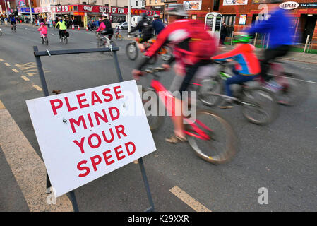 Blackpool, Royaume-Uni. Août 29, 2017. Prenez l'événement cycliste annuel de feux à travers les enluminures. Blackpool UK 29 août 2017. Des milliers de personnes avec leurs vélos de partout dans le nord-ouest de l'Angleterre descendre sur Blackpool, Lancashire, pour l'événement annuel Ride les lumières. Pour une période de trois heures, il n'était que des vélos le long de la promenade pour les familles et les personnes à apprécier les illuminations dans un véhicule et la pollution de l'environnement. Kev Walsh/Alamy Live News Banque D'Images