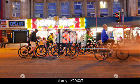 Blackpool, Royaume-Uni. Août 29, 2017. Prenez l'événement cycliste annuel de feux à travers les enluminures. Blackpool UK 29 août 2017. Des milliers de personnes avec leurs vélos de partout dans le nord-ouest de l'Angleterre descendre sur Blackpool, Lancashire, pour l'événement annuel Ride les lumières. Pour une période de trois heures, il n'était que des vélos le long de la promenade pour les familles et les personnes à apprécier les illuminations dans un véhicule et la pollution de l'environnement. Kev Walsh/Alamy Live News Banque D'Images