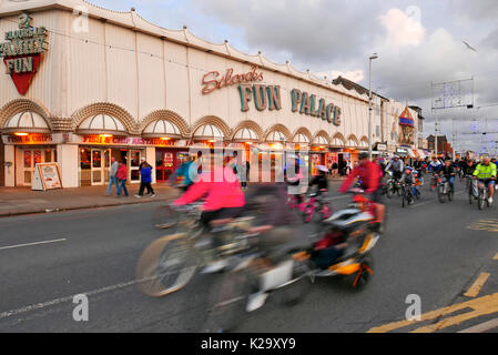 Blackpool, Royaume-Uni. Août 29, 2017. Prenez l'événement cycliste annuel de feux à travers les enluminures. Blackpool UK 29 août 2017. Des milliers de personnes avec leurs vélos de partout dans le nord-ouest de l'Angleterre descendre sur Blackpool, Lancashire, pour l'événement annuel Ride les lumières. Pour une période de trois heures, il n'était que des vélos le long de la promenade pour les familles et les personnes à apprécier les illuminations dans un véhicule et la pollution de l'environnement. Kev Walsh/Alamy Live News Banque D'Images