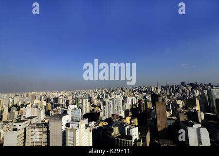 29 août 2017 - SÃ¢O Paulo, SÃ£o Paulo, Brésil - Sao Paulo SP, SP 24/08/2017 CHANGEMENTS CLIMATIQUES : SÃ£o Paulo présente sex et pollué le mardi après-midi (29).Les chercheurs de l'Université de Caroline du Nord à Chapel Hill aux États-Unis estiment que le changement climatique, si ce n'est pas contenue, est prévu à l'origine d'environ 60 000 décès d'ici 2030 et 260 000 en 2100 en raison de la pollution atmosphérique. ''Comme le changement climatique influe sur les concentrations de polluants dans l'air, cela peut avoir une incidence importante sur la santé mondiale en augmentant le nombre de personnes qui meurent de la pollution chaque année, '' dit Jason West, qui le Banque D'Images