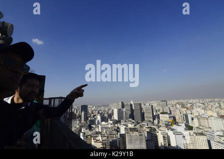 29 août 2017 - SÃ¢O Paulo, SÃ£o Paulo, Brésil - Sao Paulo SP, SP 24/08/2017 CHANGEMENTS CLIMATIQUES : SÃ£o Paulo présente sex et pollué le mardi après-midi (29).Les chercheurs de l'Université de Caroline du Nord à Chapel Hill aux États-Unis estiment que le changement climatique, si ce n'est pas contenue, est prévu à l'origine d'environ 60 000 décès d'ici 2030 et 260 000 en 2100 en raison de la pollution atmosphérique. ''Comme le changement climatique influe sur les concentrations de polluants dans l'air, cela peut avoir une incidence importante sur la santé mondiale en augmentant le nombre de personnes qui meurent de la pollution chaque année, '' dit Jason West, qui le Banque D'Images