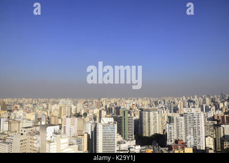 29 août 2017 - SÃ¢O Paulo, SÃ£o Paulo, Brésil - Sao Paulo SP, SP 24/08/2017 CHANGEMENTS CLIMATIQUES : SÃ£o Paulo présente sex et pollué le mardi après-midi (29).Les chercheurs de l'Université de Caroline du Nord à Chapel Hill aux États-Unis estiment que le changement climatique, si ce n'est pas contenue, est prévu à l'origine d'environ 60 000 décès d'ici 2030 et 260 000 en 2100 en raison de la pollution atmosphérique. ''Comme le changement climatique influe sur les concentrations de polluants dans l'air, cela peut avoir une incidence importante sur la santé mondiale en augmentant le nombre de personnes qui meurent de la pollution chaque année, '' dit Jason West, qui le Banque D'Images