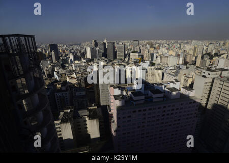 29 août 2017 - SÃ¢O Paulo, SÃ£o Paulo, Brésil - Sao Paulo SP, SP 24/08/2017 CHANGEMENTS CLIMATIQUES : SÃ£o Paulo présente sex et pollué le mardi après-midi (29).Les chercheurs de l'Université de Caroline du Nord à Chapel Hill aux États-Unis estiment que le changement climatique, si ce n'est pas contenue, est prévu à l'origine d'environ 60 000 décès d'ici 2030 et 260 000 en 2100 en raison de la pollution atmosphérique. ''Comme le changement climatique influe sur les concentrations de polluants dans l'air, cela peut avoir une incidence importante sur la santé mondiale en augmentant le nombre de personnes qui meurent de la pollution chaque année, '' dit Jason West, qui le Banque D'Images