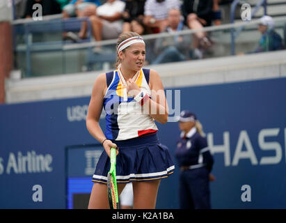 New York, États-Unis. Août 29, 2017. New York, NY USA - Le 29 août 2017 : Jelena Ostapenko de Lettonie réagit au cours de match contre Lara Arruabarrena os Espagne à US Open Championships à Billie Jean King National Tennis Center Crédit : lev radin/Alamy Live News Banque D'Images