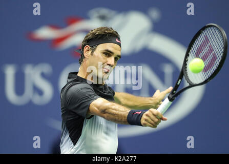 New York, USA. Août 29, 2017. La Suisse de Roger Federer hits un retour au cours de la première ronde du tournoi match contre Frances Tiafoe des États-Unis à l'US Open 2017 Tournoi de tennis à New York, États-Unis, le 29 août 2017. Credit : Wang Ying/Xinhua/Alamy Live News Banque D'Images