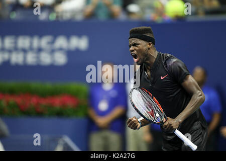 New York, USA. Août 29, 2017. Frances Tiafoe des États-Unis célèbre après avoir marqué au cours de la première ronde du tournoi match contre Roger Federer de la Suisse à l'US Open 2017 Tournoi de tennis à New York, États-Unis, le 29 août 2017. Credit : Wang Ying/Xinhua/Alamy Live News Banque D'Images