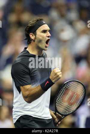 New York, USA. Août 29, 2017. La Suisse de Roger Federer célèbre après avoir marqué au cours de la première ronde du tournoi match contre Frances Tiafoe des États-Unis à l'US Open 2017 Tournoi de tennis à New York, États-Unis, le 29 août 2017. Credit : Wang Ying/Xinhua/Alamy Live News Banque D'Images