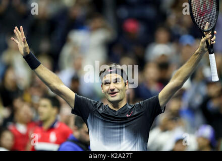 New York, USA. Août 29, 2017. La Suisse de Roger Federer célèbre après le premier tour du tournoi match contre Frances Tiafoe des États-Unis à l'US Open 2017 Tournoi de tennis à New York, États-Unis, le 29 août 2017. Credit : Wang Ying/Xinhua/Alamy Live News Banque D'Images