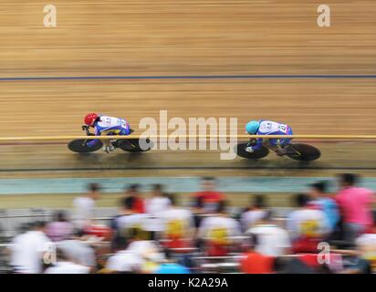 Tianjin. Août 30, 2017. Zhong Tianshi (R) et Guo Shuang en concurrence au cours de l'équipe féminine de cyclisme sur piste à la 13e Jeux nationaux chinois en Chine du nord, la municipalité de Tianjin, 30 août 2017. Zhong Guo Shuang Tianshi et avancé pour la demi-finale. Credit : Guo Chen/Xinhua/Alamy Live News Banque D'Images