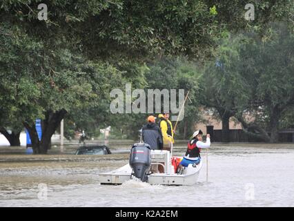 Houston, USA. Août 29, 2017. Le travail des sauveteurs dans le sud-ouest de Houston, États-Unis, le 29 août, 2017. La tempête tropicale Harvey a battu le record de précipitations à partir d'une tempête cyclonique dans la partie continentale des États-Unis, avec 132 cm de pluie observés dans l'état du Texas, les autorités ont dit mardi. Credit : Liu Liwei/Xinhua/Alamy Live News Banque D'Images