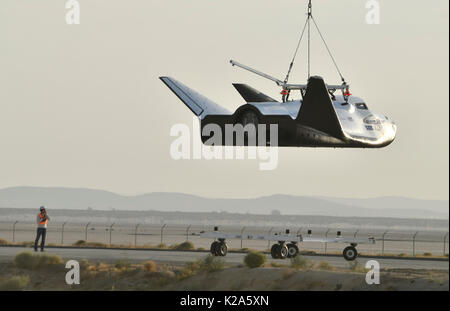 Le Nevada, USA. Août 30, 2017. Sierra Nevada Corp., 2017 30 nov. est-ce qu'un vol d'essai captif s'acquitter de l'avion spatial Dream Chaser mercredi à la recherche de vol de la NASA Armstrong en Californie. Environ un quart de la longueur d'un orbiteur de la navette spatiale, le Dream Chaser est développé pour transporter des marchandises vers et à partir de la Station spatiale internationale. Après le dynamitage à l'heure prévue d'une fusée Atlas 5, le navire sera de retour à la terre sur une piste.L'engin spatial a été automatisé dans l'être levé mercredi par un hélicoptère. Credit : ZUMA Press, Inc./Alamy Live News Banque D'Images