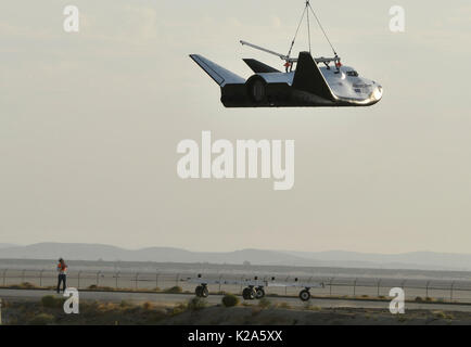 Le Nevada, USA. Août 30, 2017. Sierra Nevada Corp., 2017 30 nov. est-ce qu'un vol d'essai captif s'acquitter de l'avion spatial Dream Chaser mercredi à la recherche de vol de la NASA Armstrong en Californie. Environ un quart de la longueur d'un orbiteur de la navette spatiale, le Dream Chaser est développé pour transporter des marchandises vers et à partir de la Station spatiale internationale. Après le dynamitage à l'heure prévue d'une fusée Atlas 5, le navire sera de retour à la terre sur une piste.L'engin spatial a été automatisé dans l'être levé mercredi par un hélicoptère. Credit : ZUMA Press, Inc./Alamy Live News Banque D'Images