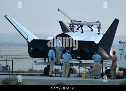 Le Nevada, USA. Août 30, 2017. Sierra Nevada Corp., 2017 30 nov. est-ce qu'un vol d'essai captif s'acquitter de l'avion spatial Dream Chaser mercredi à la recherche de vol de la NASA Armstrong en Californie. Environ un quart de la longueur d'un orbiteur de la navette spatiale, le Dream Chaser est développé pour transporter des marchandises vers et à partir de la Station spatiale internationale. Après le dynamitage à l'heure prévue d'une fusée Atlas 5, le navire sera de retour à la terre sur une piste.L'engin spatial a été automatisé dans l'être levé mercredi par un hélicoptère. Credit : ZUMA Press, Inc./Alamy Live News Banque D'Images