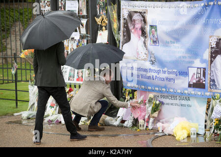 Londres, Royaume-Uni. Août 30, 2017. Prince William (R), le duc de Cambridge, et le prince Harry déposer des fleurs à Kensington Palace pour commémorer le 20e anniversaire de la mort de la princesse Diana à Londres, Angleterre le 30 août 2017. Source : Xinhua/Alamy Live News Banque D'Images