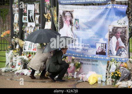 Londres, Royaume-Uni. Août 30, 2017. Prince William (L), le duc de Cambridge, et le prince Harry déposer des fleurs à Kensington Palace pour commémorer le 20e anniversaire de la mort de la princesse Diana à Londres, Angleterre le 30 août 2017. Source : Xinhua/Alamy Live News Banque D'Images