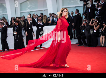 Venise, Italie. Août 30, 2017. L'actrice Greta Scarano arrive sur le tapis rouge de la première du film 'Downsizing' qui ouvre la 74e édition du Festival du Film de Venise à Venise, Italie, le 30 août 2017. La 74e édition du Festival du Film de Venise dure du 30 août au 9 septembre. Credit : Jin Yu/Xinhua/Alamy Live News Banque D'Images