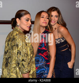 SAO PAULO, BRÉSIL - 30 août : (L/R) Juliana Paes, Sabrina Sato et Grazi Massafera est vu dans le fashion show Animale piste à SPFW N44 de l'hiver 2018 Le 30 août 2017 à Sao Paulo, Brésil. Le 30 août 2017. (PHOTO : EDUARDO MARTINS/BRÉSIL PHOTO PRESSE) Credit : Brésil Photo Presse/Alamy Live News Banque D'Images