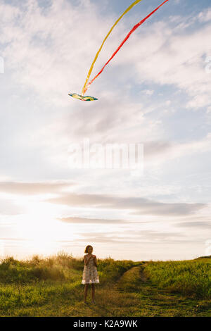 Fille avec kite sur la nature Banque D'Images