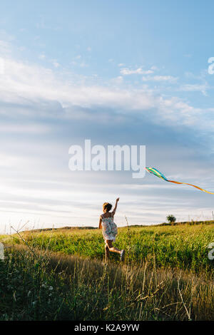 Fille anonyme avec kite Banque D'Images