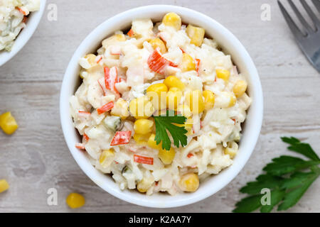 Salade de crabe stick avec du riz Banque D'Images