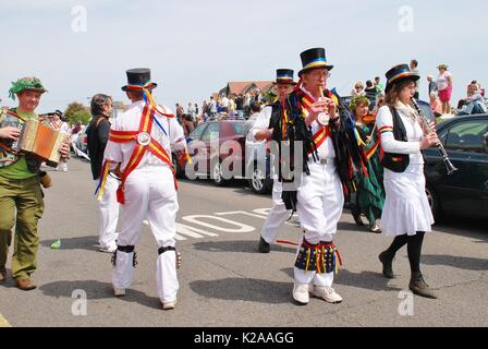 The mad jacks morris dancers effectuer pendant le défilé sur la colline à l'ouest le Jack in the green festival à Hastings, Angleterre le 5 mai 2014. Banque D'Images