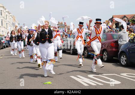 The mad jacks morris dancers effectuer pendant le défilé sur la colline à l'ouest le Jack in the green festival à Hastings, Angleterre le 5 mai 2014. Banque D'Images