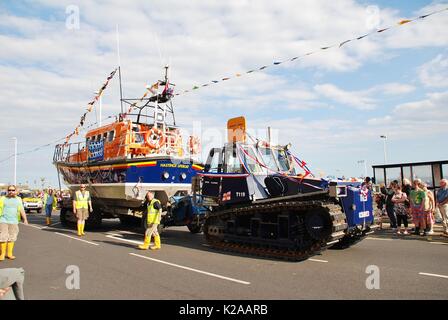 Sauvetage hastings sealink endeavour prend part au défilé le long du front de mer de la vieille ville de Hastings, Angleterre carnaval le 10 août 2013. Banque D'Images