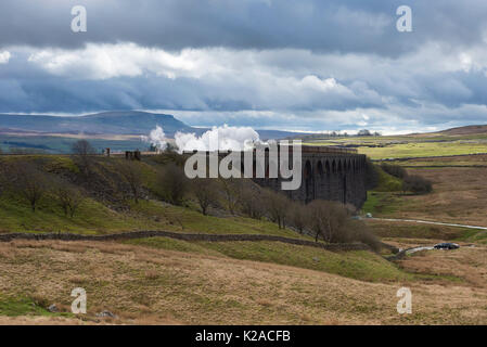 Locomotive à vapeur emblématique LNER classe A3 60103 Flying Scotsman, voyages sur le Viaduc de Ribblehead, Pen-y-Ghent au-delà - North Yorkshire, Angleterre, Royaume-Uni. Banque D'Images