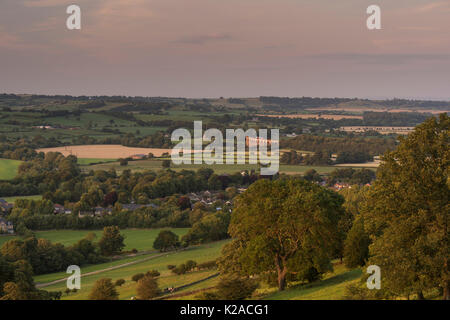 Coucher de soleil sur la haute vallée de la Wharfe, avec piscine à Wharfedale village & Arthington viaduc dans un paysage rural - Yorkshire, Angleterre, Royaume-Uni. Banque D'Images