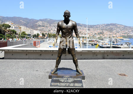 Une vue générale de la statue de Cristiano Ronaldo en dehors de la Museu CR7 Banque D'Images