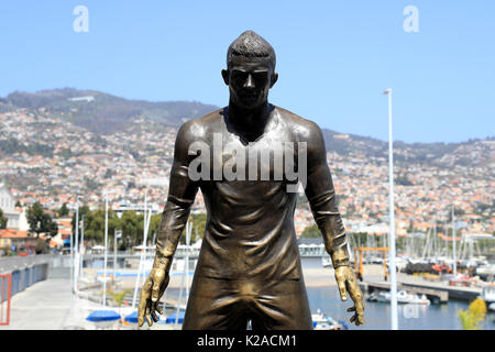 Une vue générale de la statue de Cristiano Ronaldo en dehors de la Museu CR7 Banque D'Images