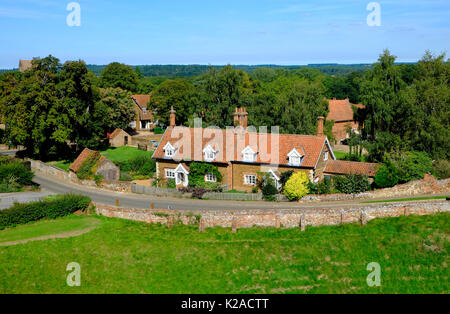 Jolis cottages dans le château de castle rising, West Norfolk, Angleterre Banque D'Images