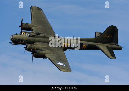 Boeing B-17 Flying Fortress Sally B avion bombardier de la Seconde Guerre mondiale volant au Little Gransden Children in Need Airshow Banque D'Images