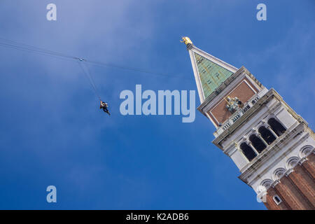 Venise, Italie : 10 février 2013 : homme habillé en costume de carnaval descend sur la place Saint Marc. Banque D'Images